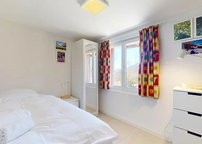 Warm With A Exterior In 莱马雷科特